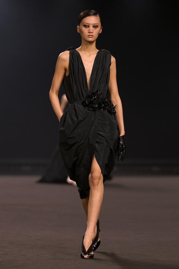 نيويورك التسعينيات برؤية إيلي صعب في مجموعة خريف 2026... لامرأة تجمع بين تناقضات ‏المدينة الساحرة