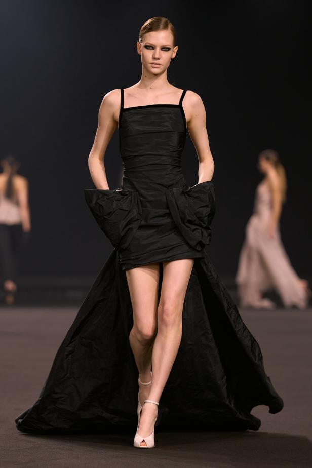 نيويورك التسعينيات برؤية إيلي صعب في مجموعة خريف 2026... لامرأة تجمع بين تناقضات ‏المدينة الساحرة