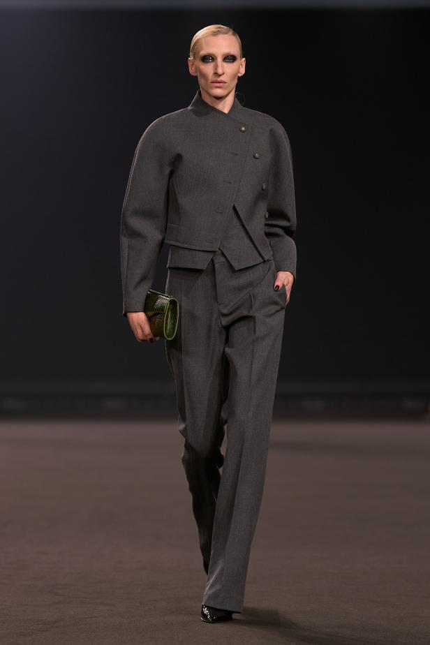 نيويورك التسعينيات برؤية إيلي صعب في مجموعة خريف 2026... لامرأة تجمع بين تناقضات ‏المدينة الساحرة