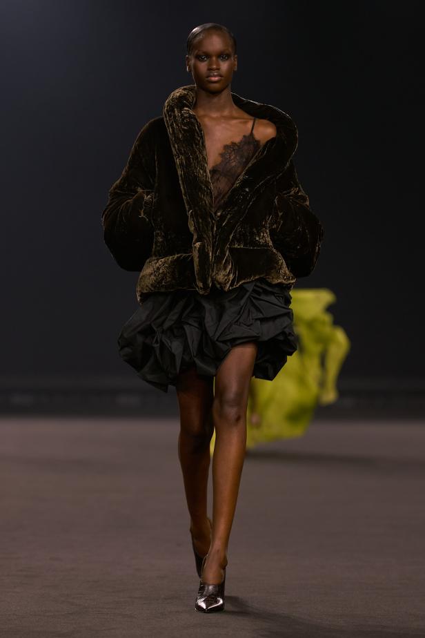 نيويورك التسعينيات برؤية إيلي صعب في مجموعة خريف 2026... لامرأة تجمع بين تناقضات ‏المدينة الساحرة