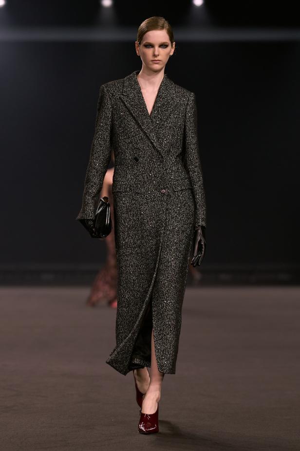 نيويورك التسعينيات برؤية إيلي صعب في مجموعة خريف 2026... لامرأة تجمع بين تناقضات ‏المدينة الساحرة