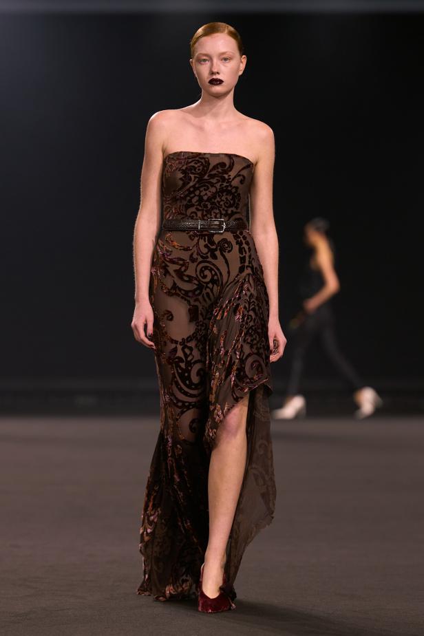 نيويورك التسعينيات برؤية إيلي صعب في مجموعة خريف 2026... لامرأة تجمع بين تناقضات ‏المدينة الساحرة