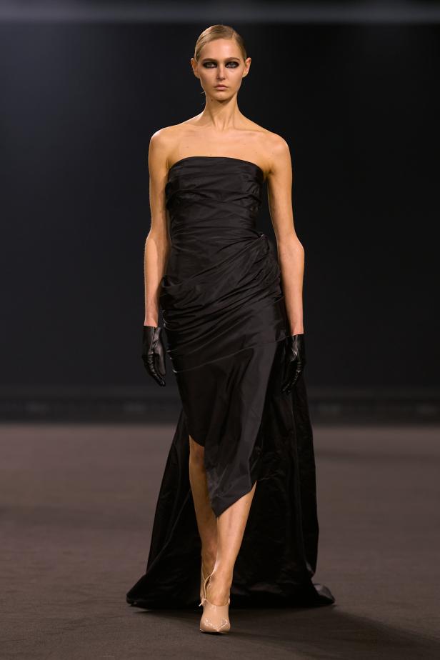 نيويورك التسعينيات برؤية إيلي صعب في مجموعة خريف 2026... لامرأة تجمع بين تناقضات ‏المدينة الساحرة