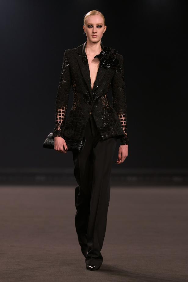 نيويورك التسعينيات برؤية إيلي صعب في مجموعة خريف 2026... لامرأة تجمع بين تناقضات ‏المدينة الساحرة