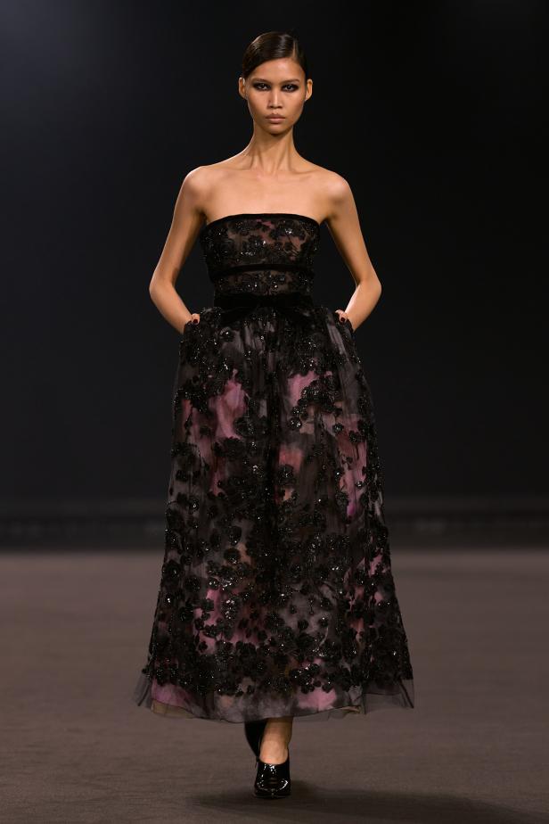 نيويورك التسعينيات برؤية إيلي صعب في مجموعة خريف 2026... لامرأة تجمع بين تناقضات ‏المدينة الساحرة