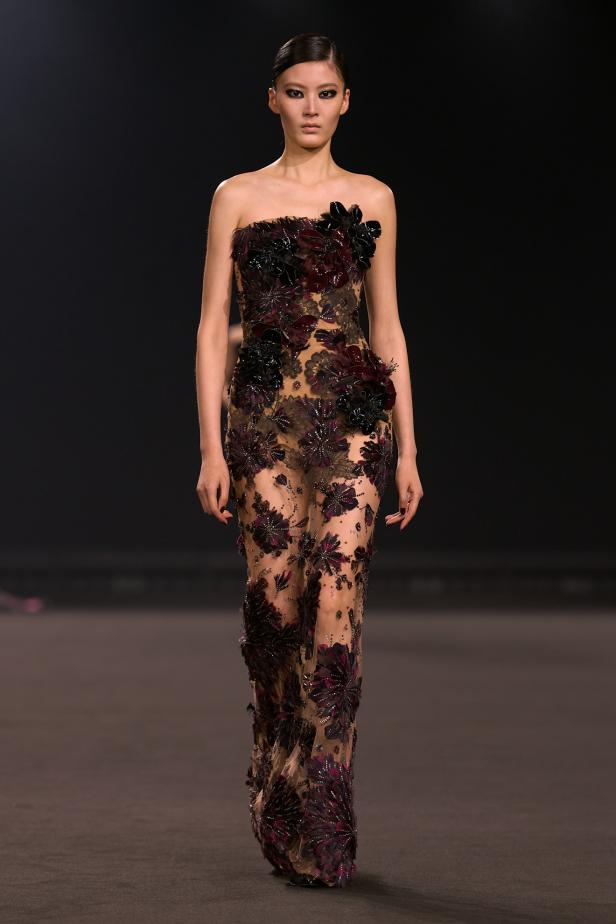 نيويورك التسعينيات برؤية إيلي صعب في مجموعة خريف 2026... لامرأة تجمع بين تناقضات ‏المدينة الساحرة