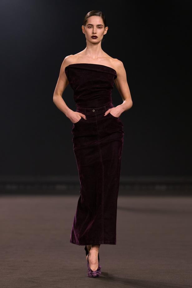 نيويورك التسعينيات برؤية إيلي صعب في مجموعة خريف 2026... لامرأة تجمع بين تناقضات ‏المدينة الساحرة