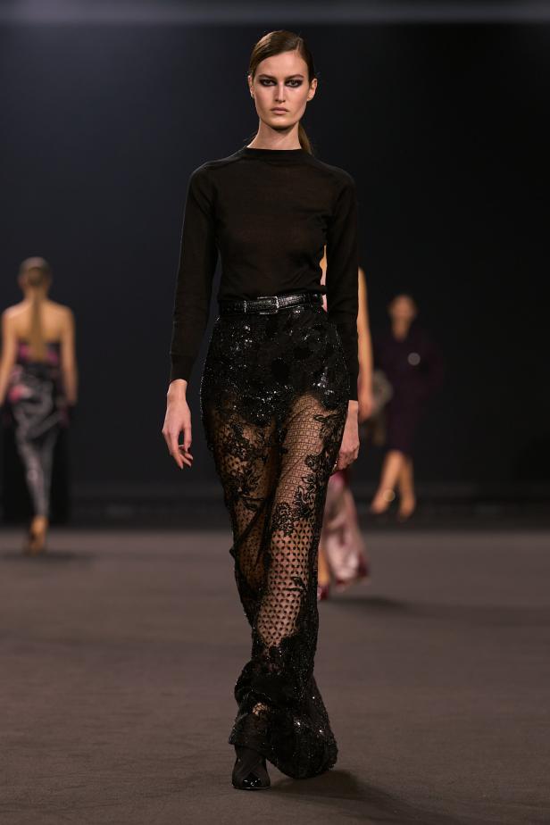 نيويورك التسعينيات برؤية إيلي صعب في مجموعة خريف 2026... لامرأة تجمع بين تناقضات ‏المدينة الساحرة