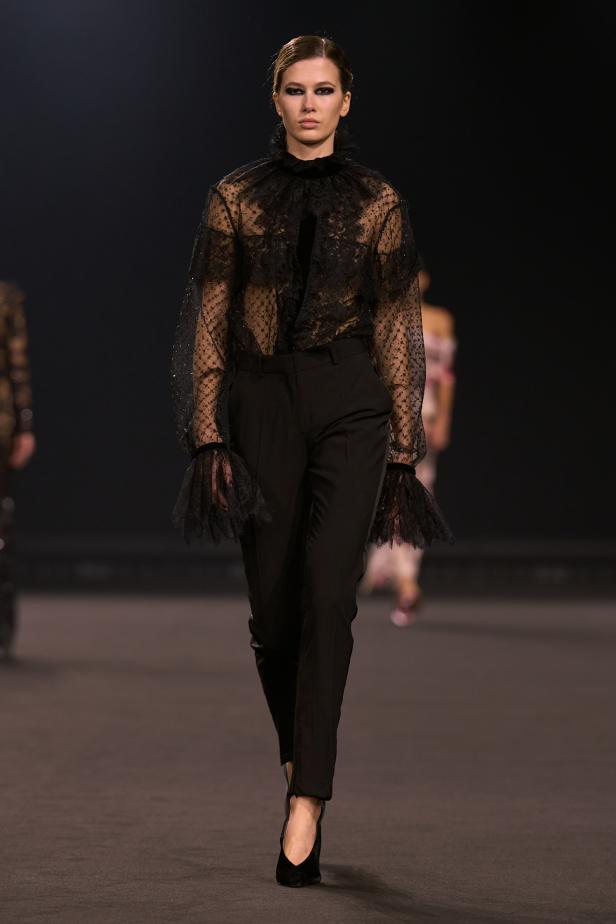 نيويورك التسعينيات برؤية إيلي صعب في مجموعة خريف 2026... لامرأة تجمع بين تناقضات ‏المدينة الساحرة