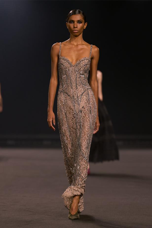 نيويورك التسعينيات برؤية إيلي صعب في مجموعة خريف 2026... لامرأة تجمع بين تناقضات ‏المدينة الساحرة