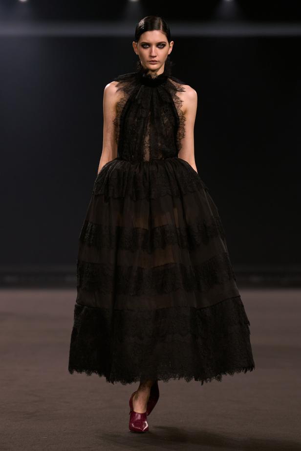 نيويورك التسعينيات برؤية إيلي صعب في مجموعة خريف 2026... لامرأة تجمع بين تناقضات ‏المدينة الساحرة