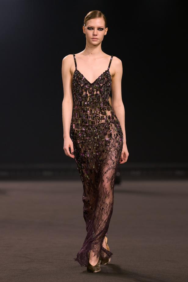 نيويورك التسعينيات برؤية إيلي صعب في مجموعة خريف 2026... لامرأة تجمع بين تناقضات ‏المدينة الساحرة