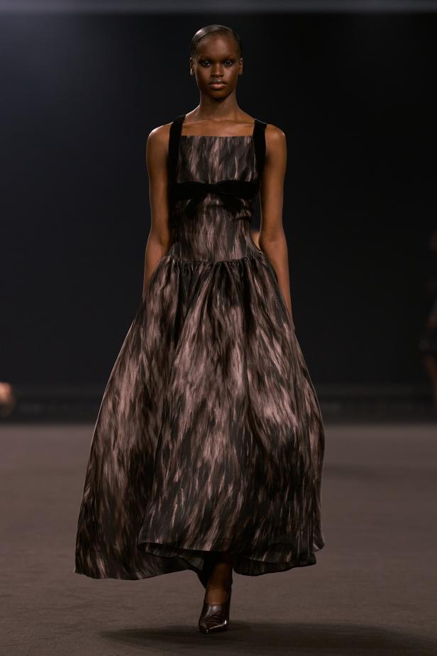 نيويورك التسعينيات برؤية إيلي صعب في مجموعة خريف 2026... لامرأة تجمع بين تناقضات ‏المدينة الساحرة