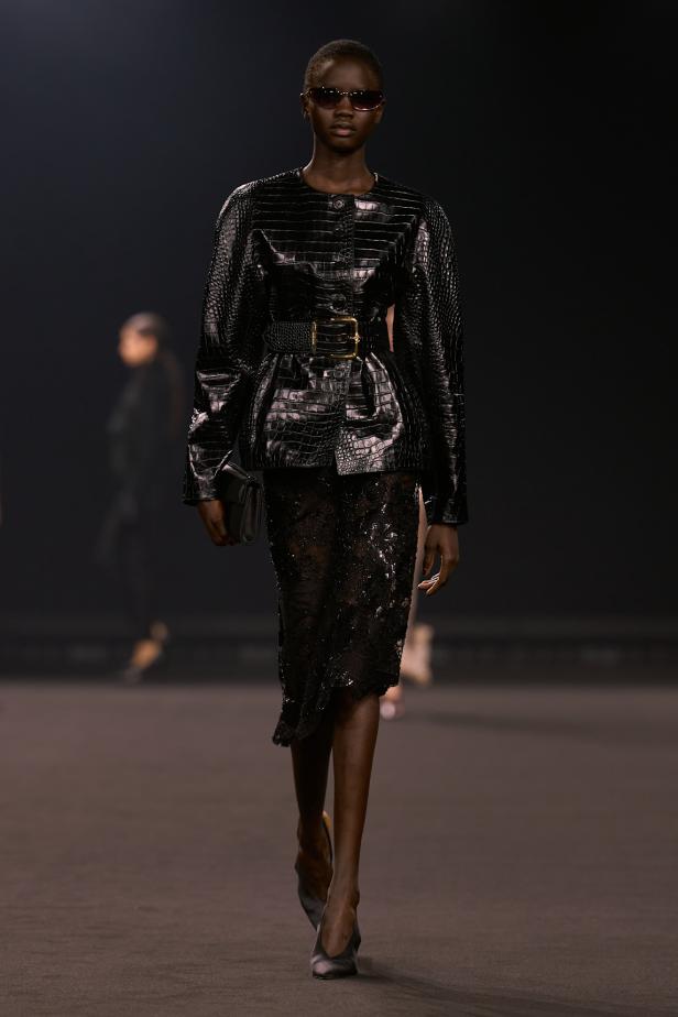 نيويورك التسعينيات برؤية إيلي صعب في مجموعة خريف 2026... لامرأة تجمع بين تناقضات ‏المدينة الساحرة