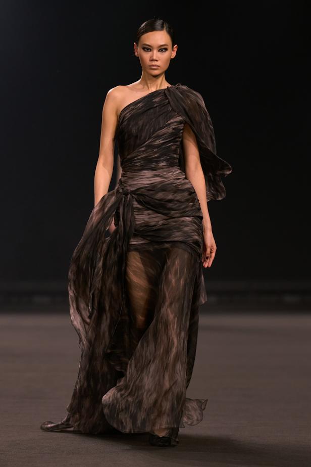 نيويورك التسعينيات برؤية إيلي صعب في مجموعة خريف 2026... لامرأة تجمع بين تناقضات ‏المدينة الساحرة