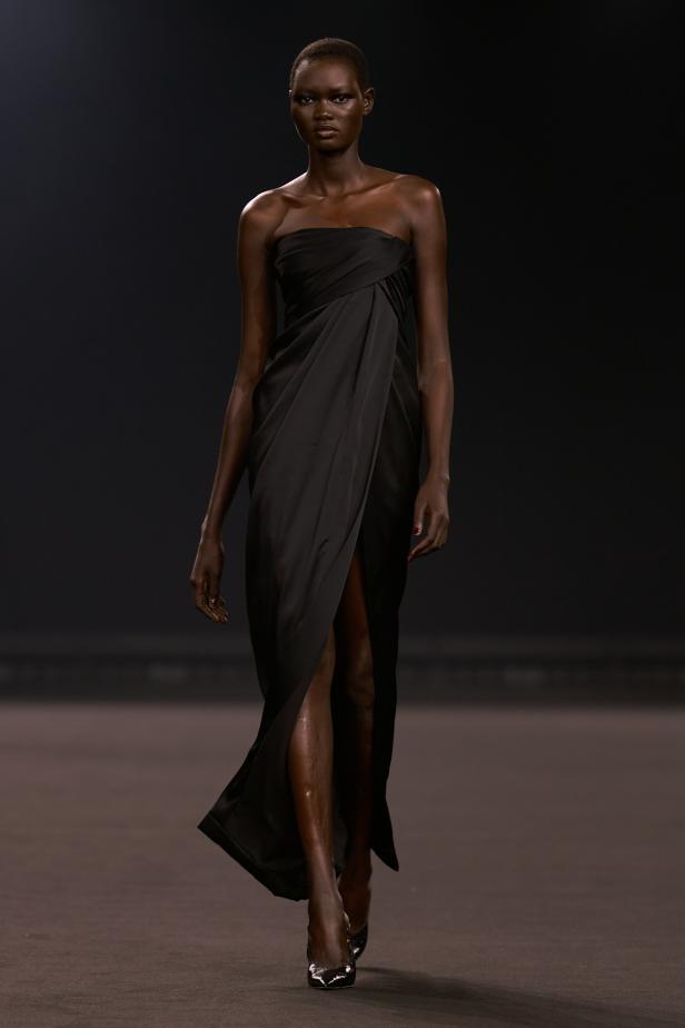 نيويورك التسعينيات برؤية إيلي صعب في مجموعة خريف 2026... لامرأة تجمع بين تناقضات ‏المدينة الساحرة