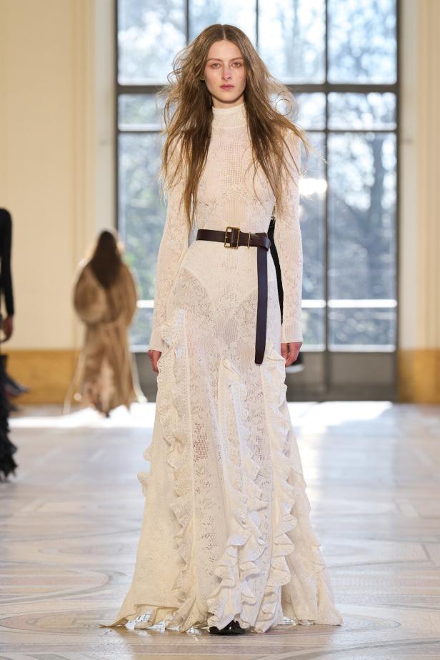 غابرييلا هيرست توجّه من خلال مجموعة خريف 2026 تحية إنسانية بروح معاصرة