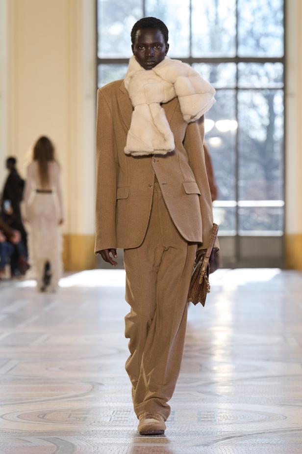 غابرييلا هيرست توجّه من خلال مجموعة خريف 2026 تحية إنسانية بروح معاصرة