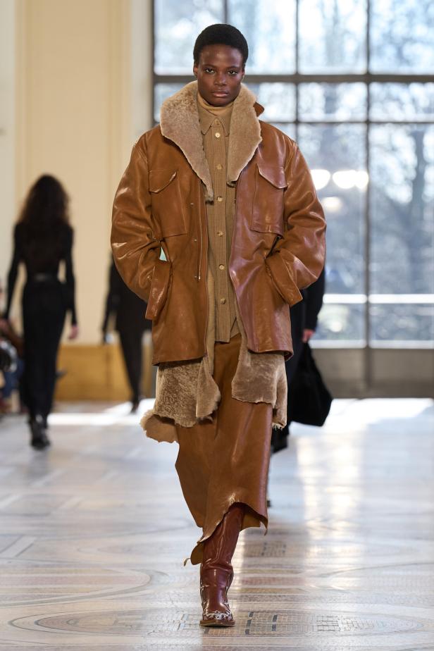 غابرييلا هيرست توجّه من خلال مجموعة خريف 2026 تحية إنسانية بروح معاصرة