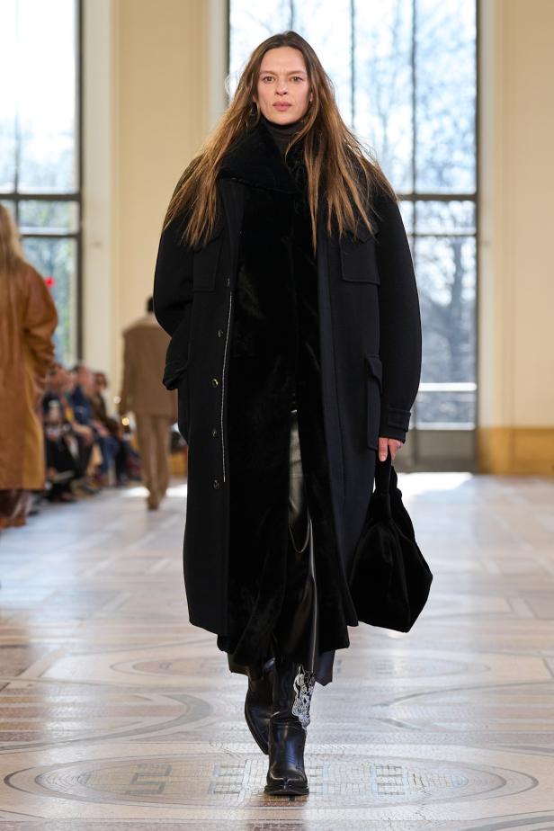 غابرييلا هيرست توجّه من خلال مجموعة خريف 2026 تحية إنسانية بروح معاصرة