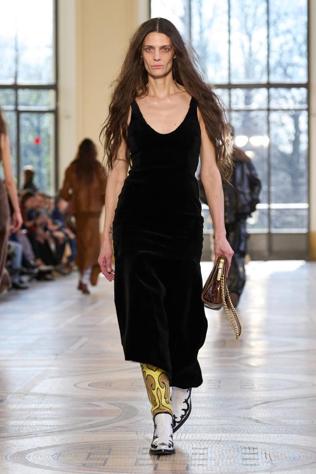 غابرييلا هيرست توجّه من خلال مجموعة خريف 2026 تحية إنسانية بروح معاصرة