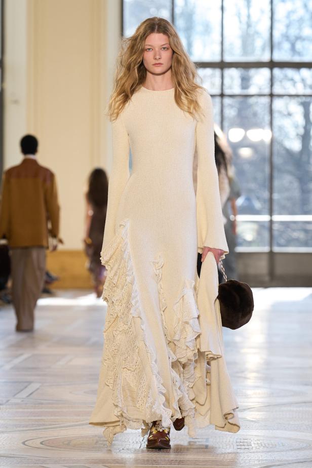 غابرييلا هيرست توجّه من خلال مجموعة خريف 2026 تحية إنسانية بروح معاصرة