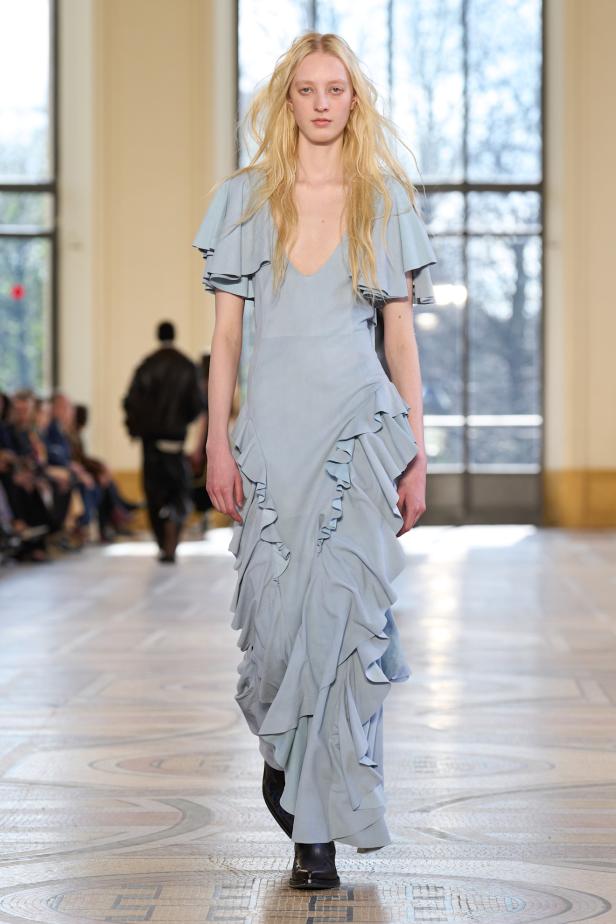 غابرييلا هيرست توجّه من خلال مجموعة خريف 2026 تحية إنسانية بروح معاصرة