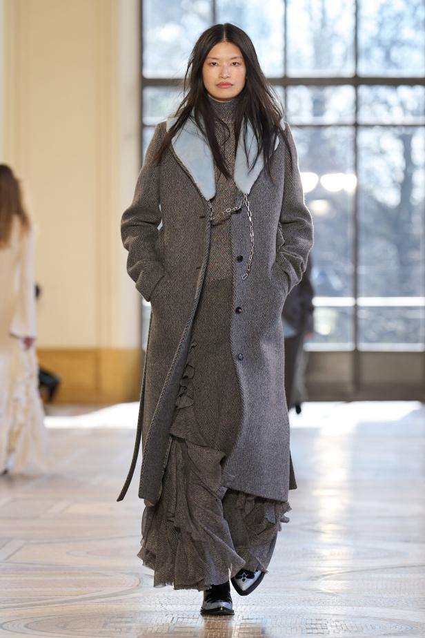 غابرييلا هيرست توجّه من خلال مجموعة خريف 2026 تحية إنسانية بروح معاصرة