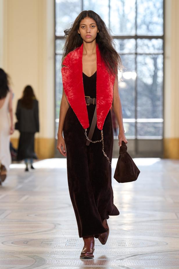 غابرييلا هيرست توجّه من خلال مجموعة خريف 2026 تحية إنسانية بروح معاصرة