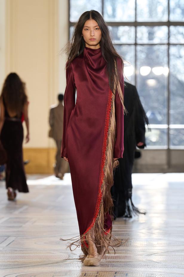 غابرييلا هيرست توجّه من خلال مجموعة خريف 2026 تحية إنسانية بروح معاصرة