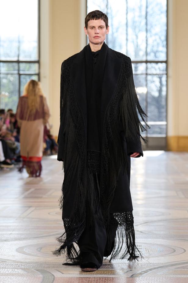 غابرييلا هيرست توجّه من خلال مجموعة خريف 2026 تحية إنسانية بروح معاصرة