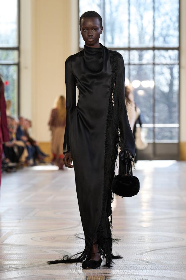 غابرييلا هيرست توجّه من خلال مجموعة خريف 2026 تحية إنسانية بروح معاصرة