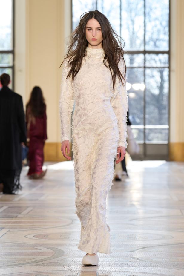 غابرييلا هيرست توجّه من خلال مجموعة خريف 2026 تحية إنسانية بروح معاصرة