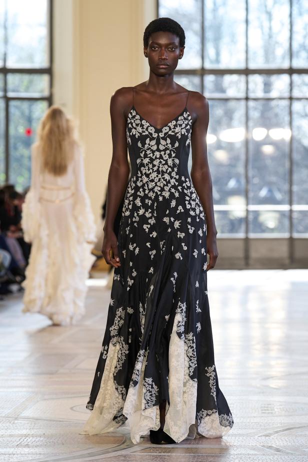 غابرييلا هيرست توجّه من خلال مجموعة خريف 2026 تحية إنسانية بروح معاصرة