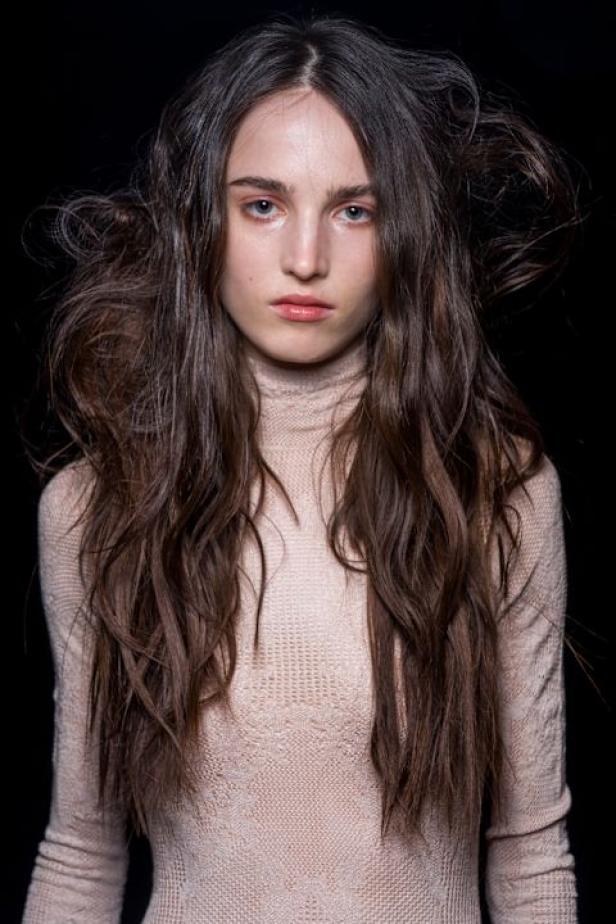 غابرييلا هيرست توجّه من خلال مجموعة خريف 2026 تحية إنسانية بروح معاصرة