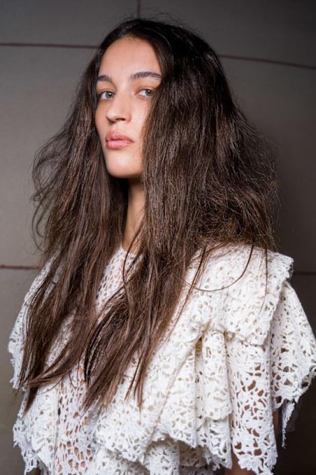 غابرييلا هيرست توجّه من خلال مجموعة خريف 2026 تحية إنسانية بروح معاصرة