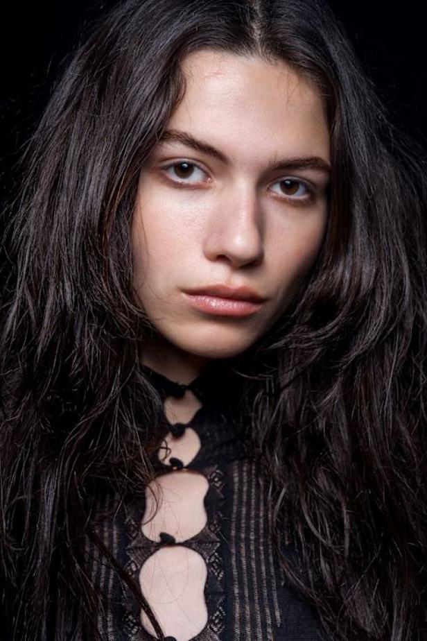 غابرييلا هيرست توجّه من خلال مجموعة خريف 2026 تحية إنسانية بروح معاصرة