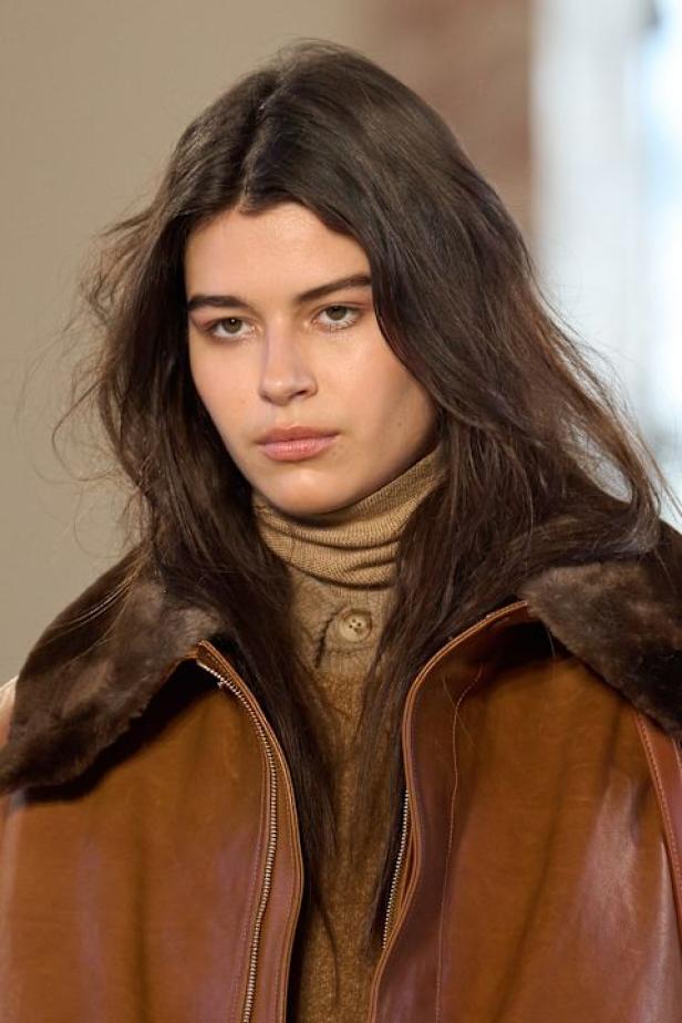 غابرييلا هيرست توجّه من خلال مجموعة خريف 2026 تحية إنسانية بروح معاصرة