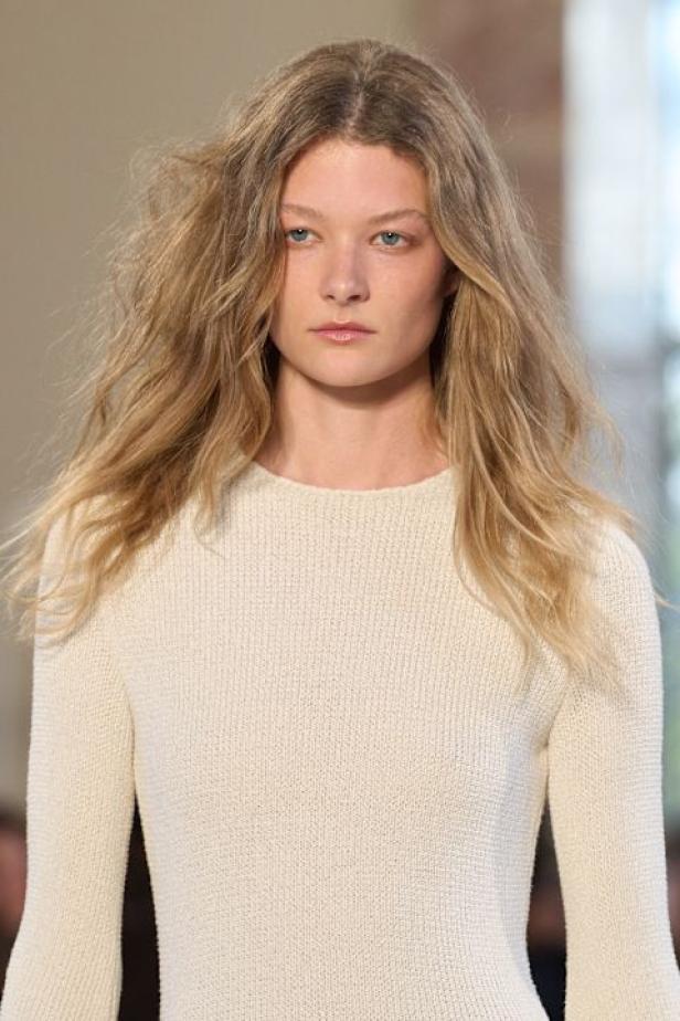 غابرييلا هيرست توجّه من خلال مجموعة خريف 2026 تحية إنسانية بروح معاصرة