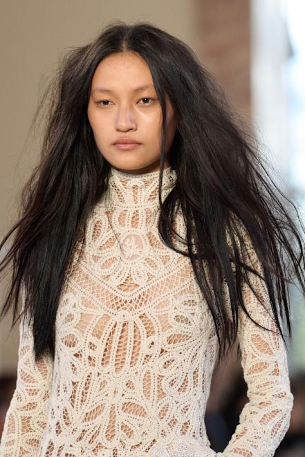 غابرييلا هيرست توجّه من خلال مجموعة خريف 2026 تحية إنسانية بروح معاصرة