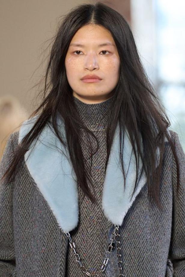 غابرييلا هيرست توجّه من خلال مجموعة خريف 2026 تحية إنسانية بروح معاصرة