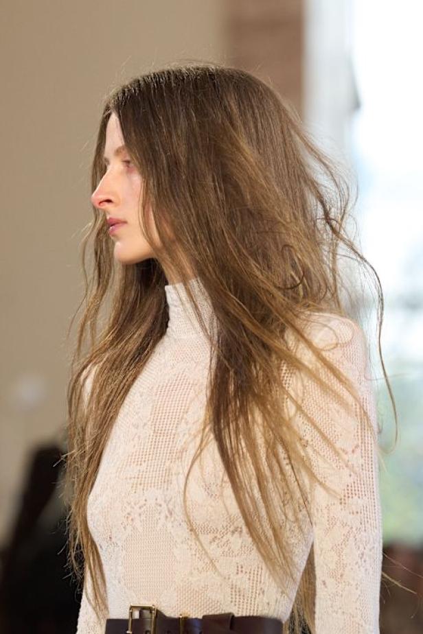 غابرييلا هيرست توجّه من خلال مجموعة خريف 2026 تحية إنسانية بروح معاصرة