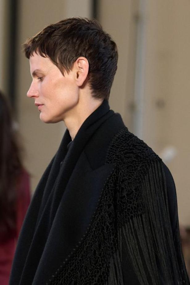 غابرييلا هيرست توجّه من خلال مجموعة خريف 2026 تحية إنسانية بروح معاصرة