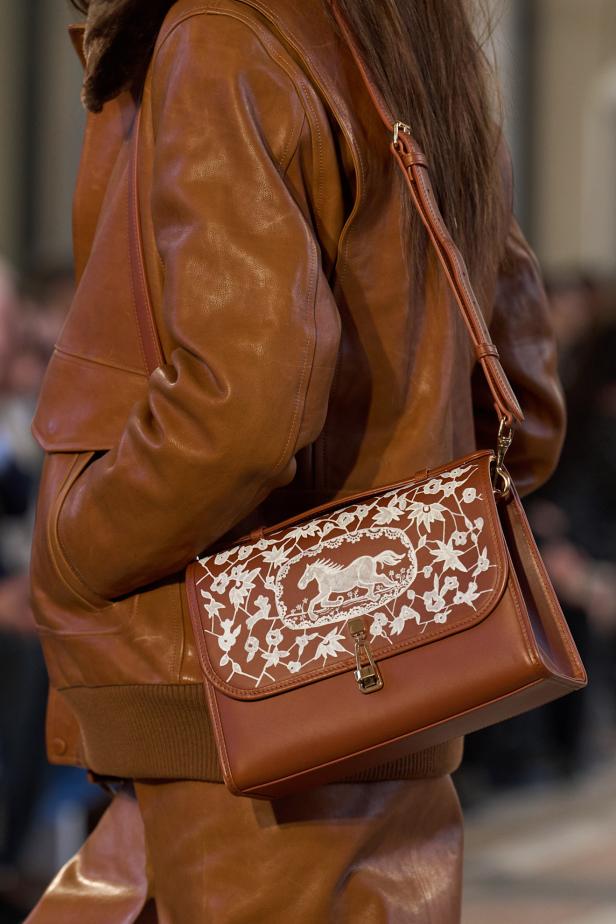 غابرييلا هيرست توجّه من خلال مجموعة خريف 2026 تحية إنسانية بروح معاصرة