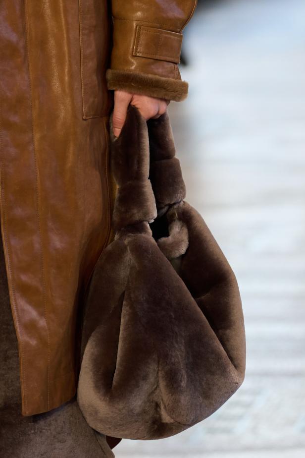 غابرييلا هيرست توجّه من خلال مجموعة خريف 2026 تحية إنسانية بروح معاصرة