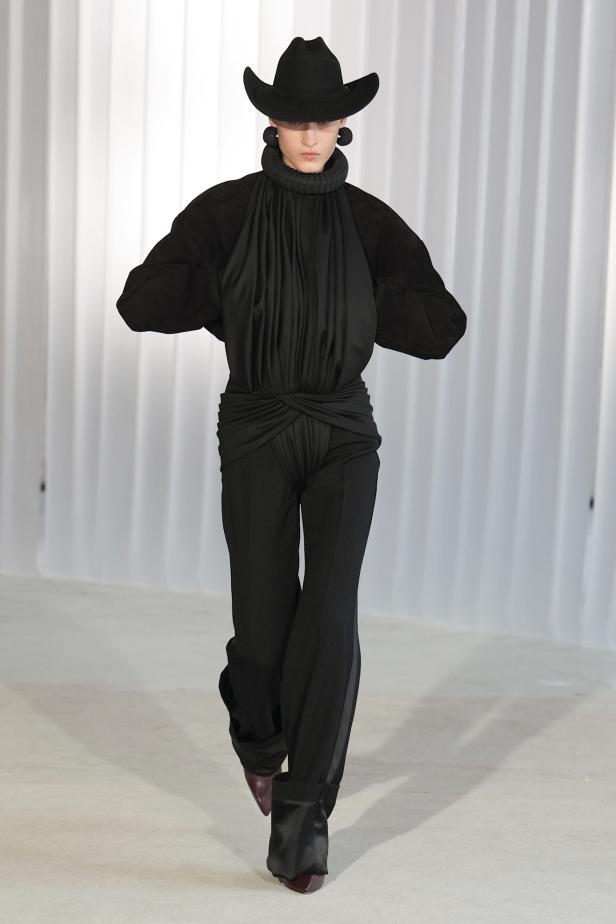 دوران لانتينك يبعث الحياة في أرشيف ‏‎Jean Paul Gaultier‏... احتفال بالتناقضات ‏والتحولات الجريئة