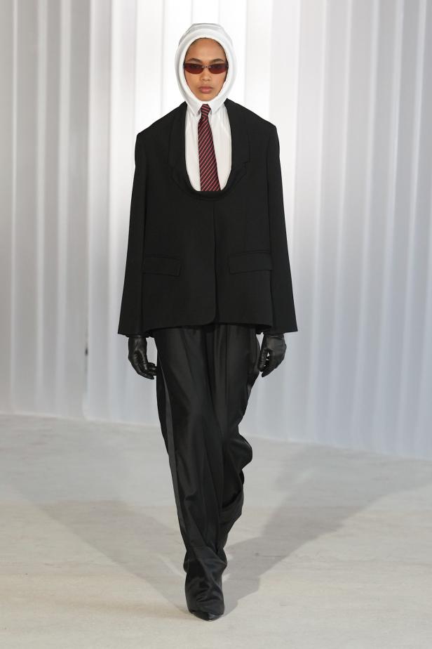 دوران لانتينك يبعث الحياة في أرشيف ‏‎Jean Paul Gaultier‏... احتفال بالتناقضات ‏والتحولات الجريئة