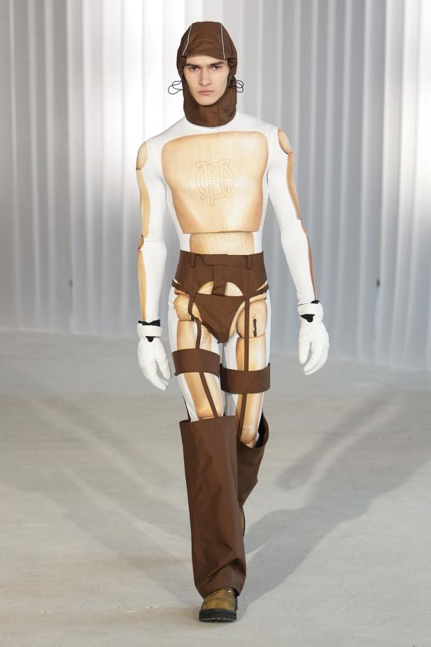 دوران لانتينك يبعث الحياة في أرشيف ‏‎Jean Paul Gaultier‏... احتفال بالتناقضات ‏والتحولات الجريئة