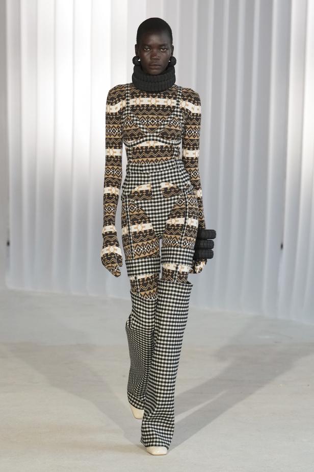 دوران لانتينك يبعث الحياة في أرشيف ‏‎Jean Paul Gaultier‏... احتفال بالتناقضات ‏والتحولات الجريئة