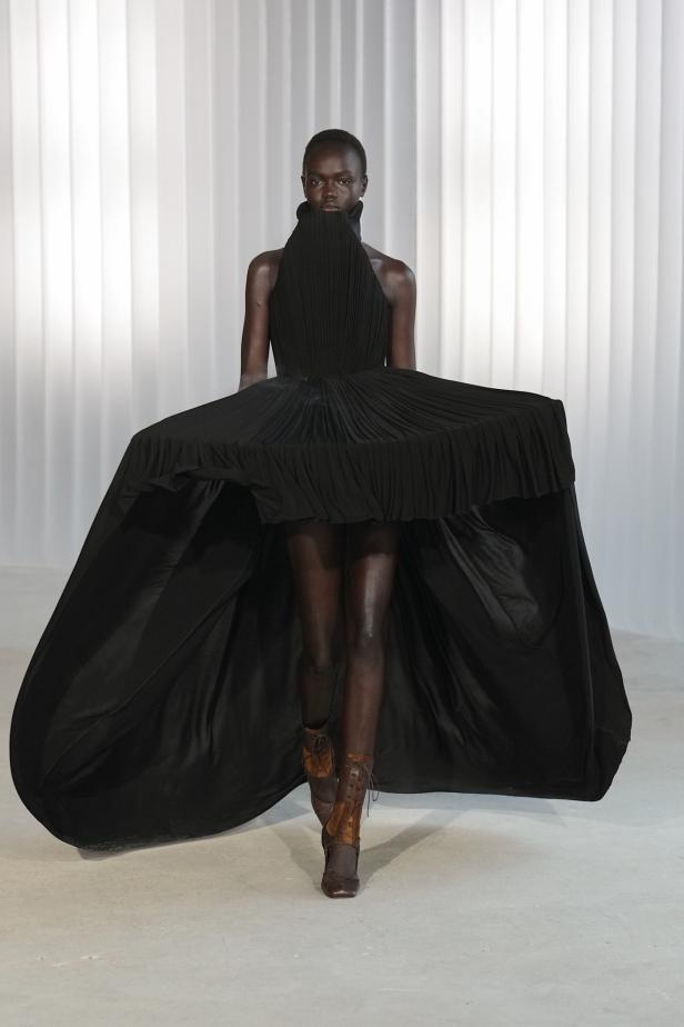 دوران لانتينك يبعث الحياة في أرشيف ‏‎Jean Paul Gaultier‏... احتفال بالتناقضات ‏والتحولات الجريئة